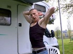 Мускулистый юноша показывает свое сексуальное тело