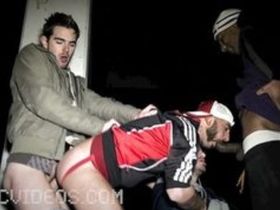 Мужики нагибают бородатого пидора и кончают ему в рот