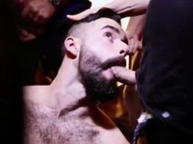 Бородатому гею кончают толпой в рот