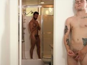 Подглядывал и дрочил, а после отсосал