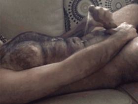 Волосатый кавказец быстро дрочит член